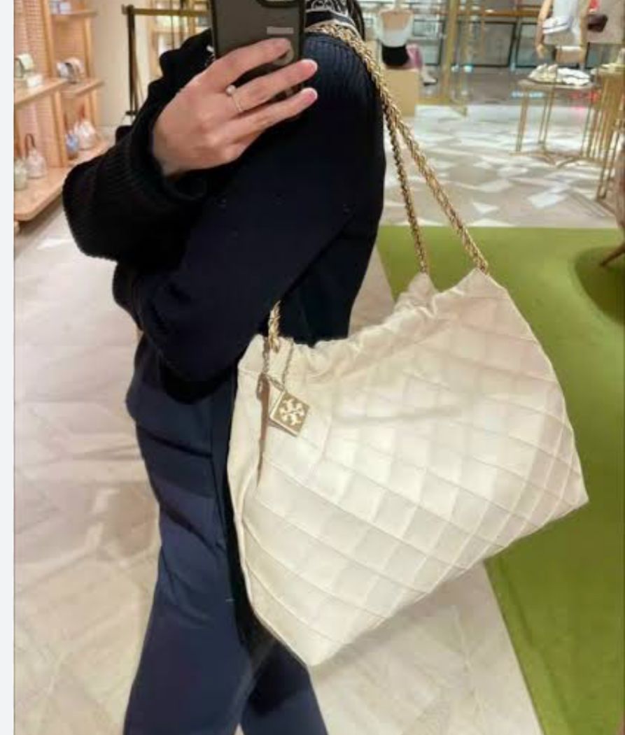 Tory Burch Fleming Soft Quilted Leather Drawstring Women's Shoulder Bag - Image 2