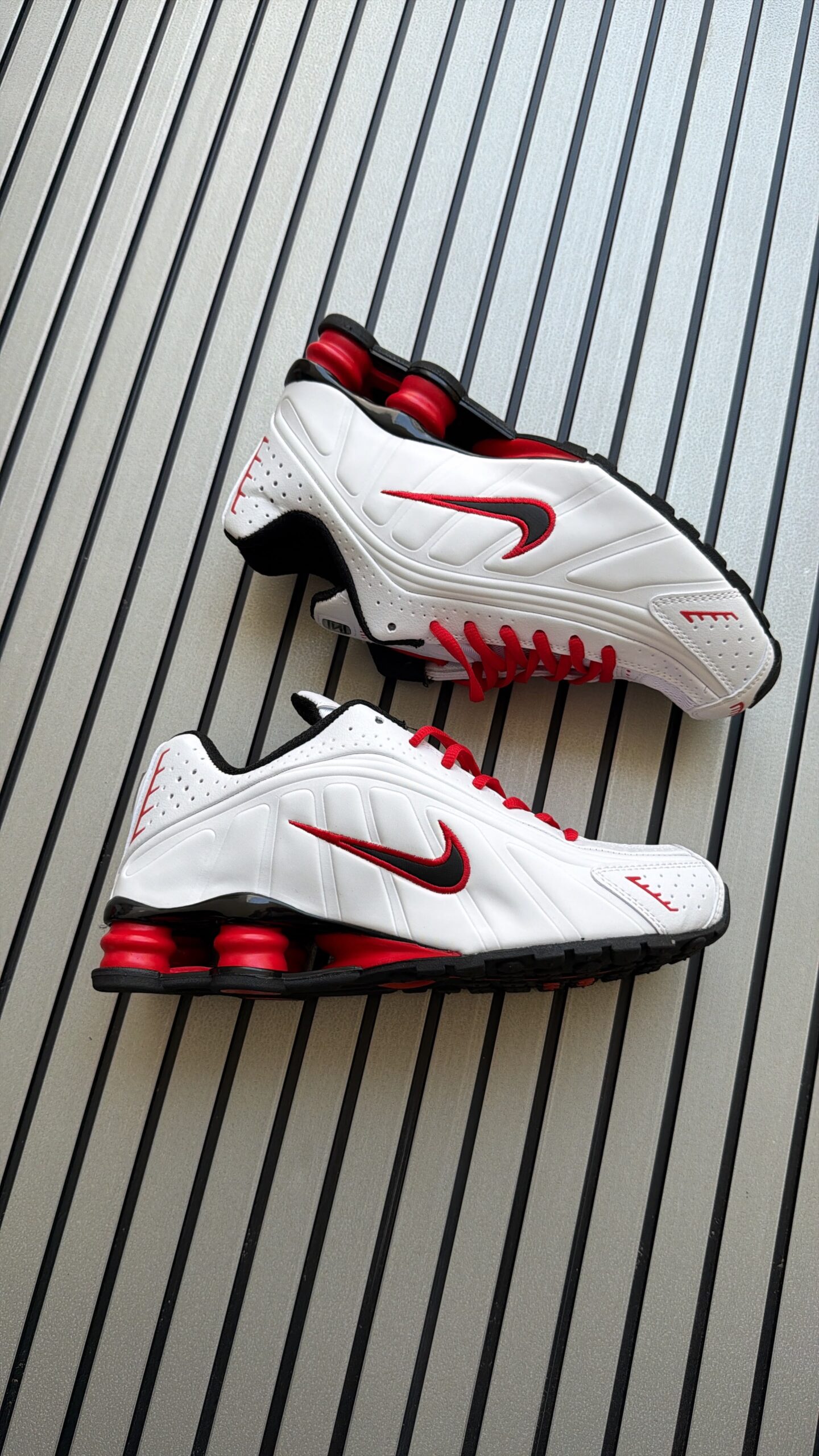 Nike Shox R4 Shoes for Men - Image 2