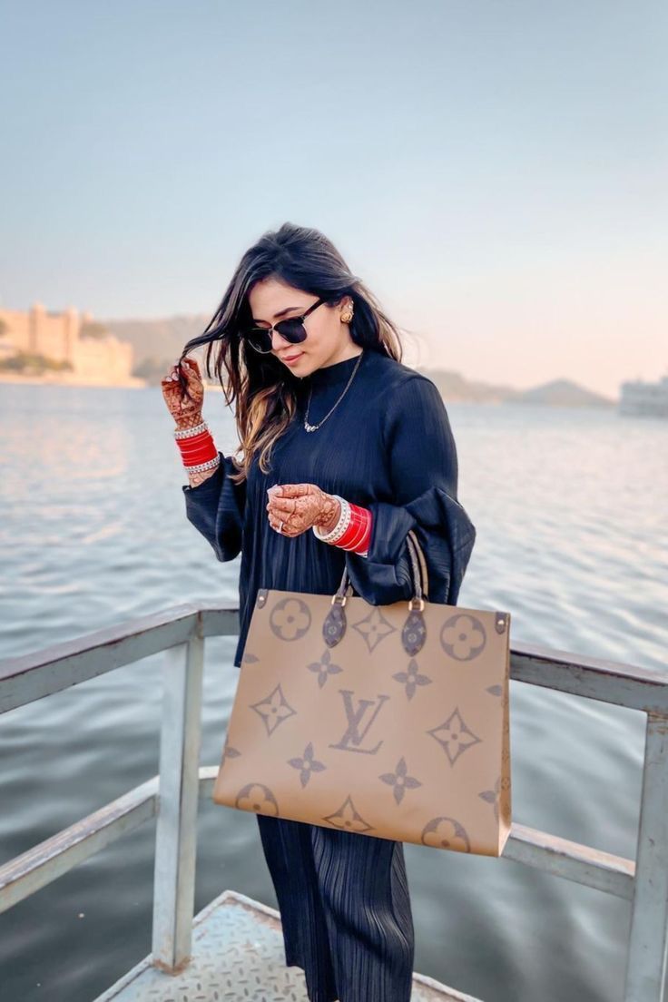 Louis Vuitton OnThego Monogram Handbag - Image 4