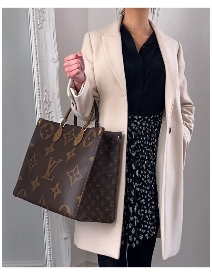Louis Vuitton OnThego Monogram Handbag - Image 5
