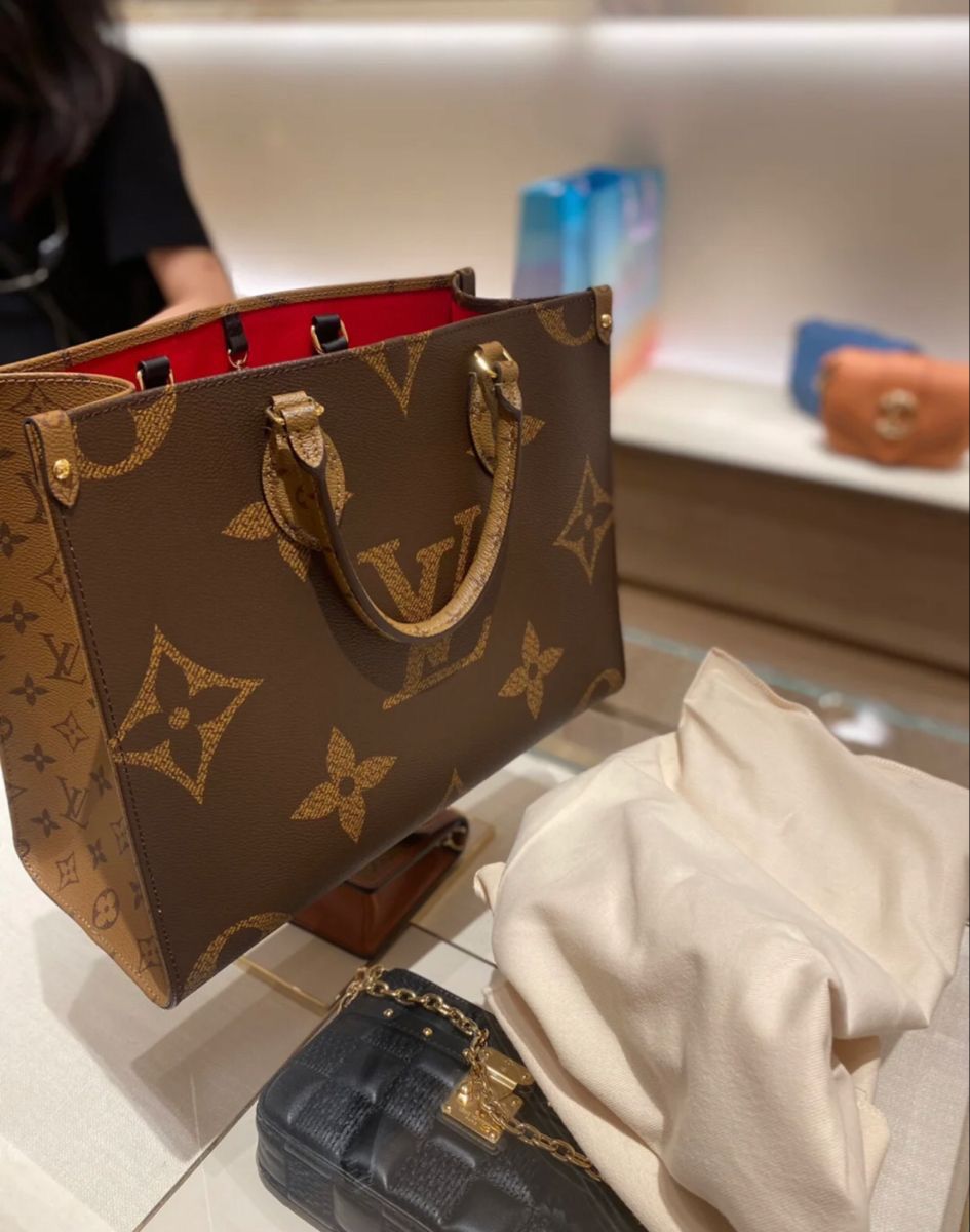 Louis Vuitton OnThego Monogram Handbag - Image 7