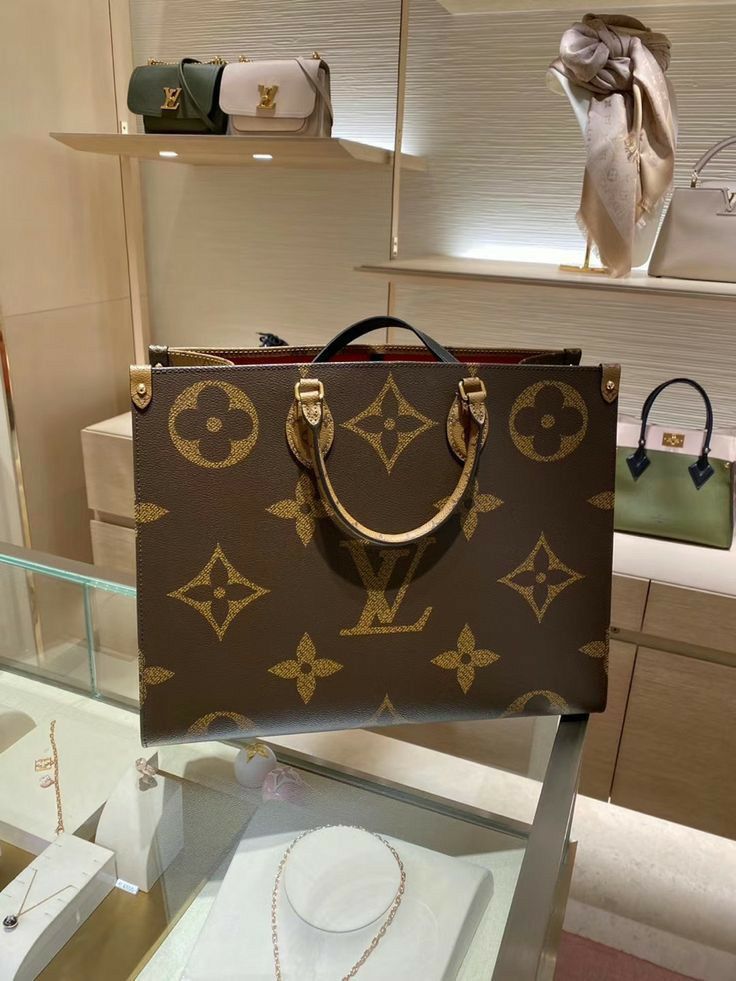 Louis Vuitton OnThego Monogram Handbag - Image 6