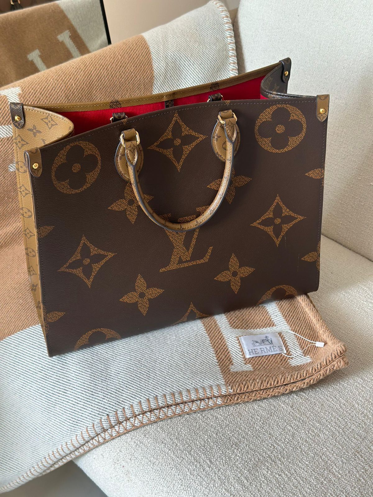 Louis Vuitton OnThego Monogram Handbag - Image 8